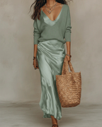 Elena – Ensemble 2-en-1 : Robe Midi Satinée & Pull Luxueux
