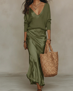 Elena – Ensemble 2-en-1 : Robe Midi Satinée & Pull Luxueux