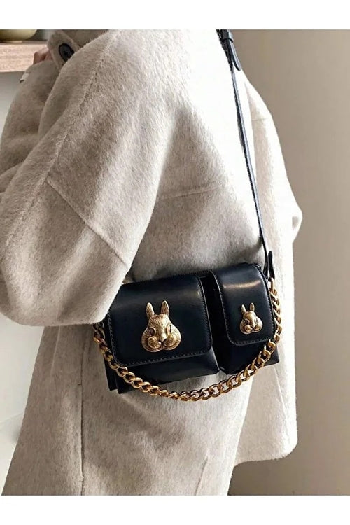 Sac baguette noir pour femme – sac à bandoulière élégant avec accessoire écureuil