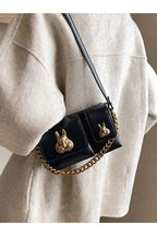 Sac baguette noir pour femme – sac à bandoulière élégant avec accessoire écureuil